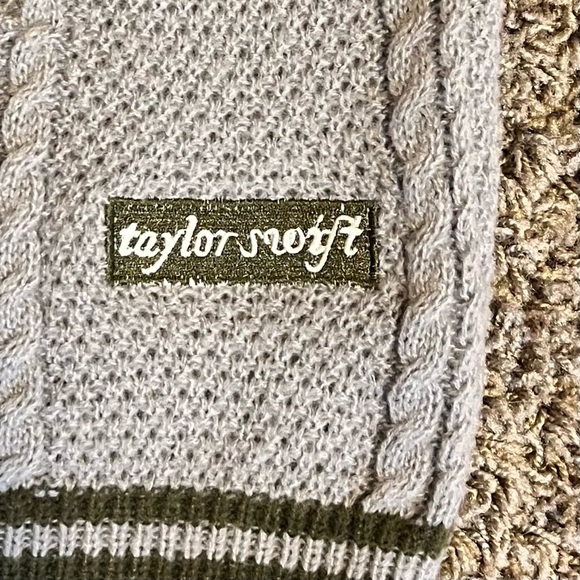 Grey Taylor Swift cardigan, size= m/l - Picture 2 of 2